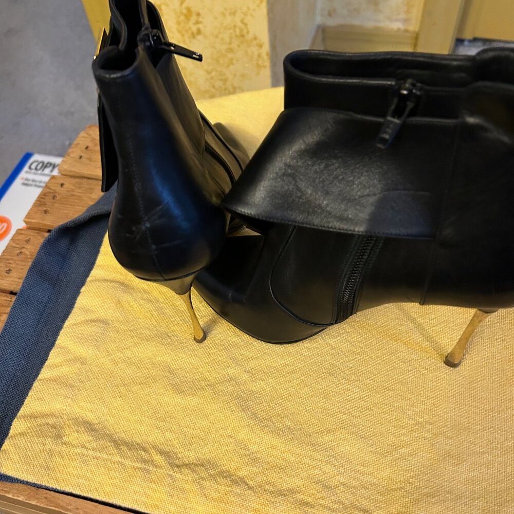 Nicholas Kirkwood Hexagon  Ankle boot in black leather  with a gold tone heel / - Picture 5 of 13
